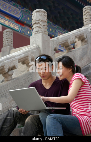 Junges Paar mit Computer Stockfoto