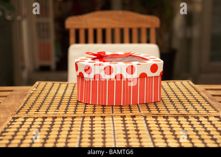 Heart-Shaped Box mit Schleife Stockfoto