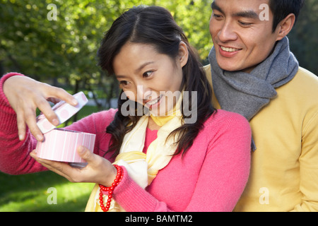 Junger Mann geben Geschenk für Freundin Stockfoto