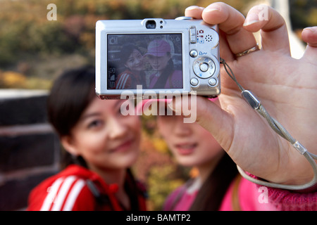 Touristen fotografieren sich auf der chinesischen Mauer Stockfoto