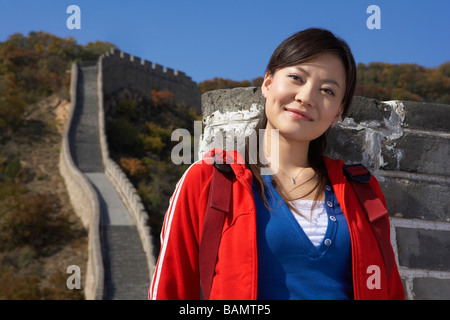 Porträt einer Frau, die Ihren Besuch der chinesischen Mauer Stockfoto