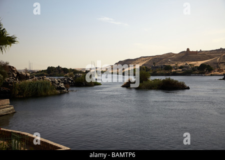 Blick aus dem Botanischen Garten in Assuan über den Nil und Aga Khans Mausoleum auf dem Hügel, Ägypten Stockfoto