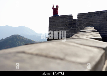 Touristen sitzen auf der chinesischen Mauer Stockfoto