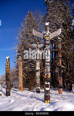 Schneebedeckte Totempfähle im Winter am Brockton Point im Stanley Park in Vancouver British Columbia Kanada Stockfoto