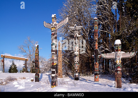 Schneebedeckte Totempfähle im Winter am Brockton Point im Stanley Park in Vancouver British Columbia Kanada Stockfoto