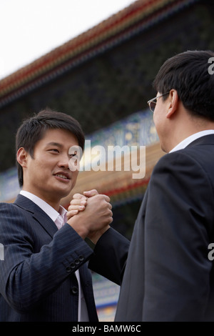 Zwei Geschäftsleute Händeschütteln In der verbotenen Stadt In Peking Stockfoto