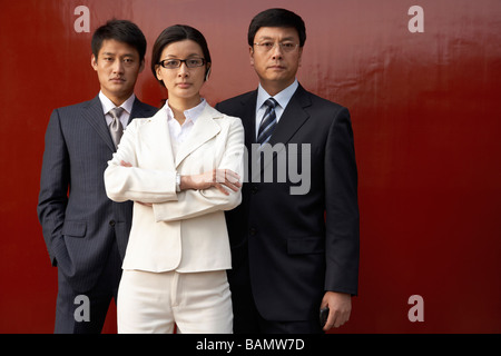 Drei Geschäftsleute stehen In Gruppe Stockfoto