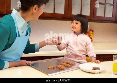 Großmutter und Enkelin, die gemeinsam Cookies machen Stockfoto