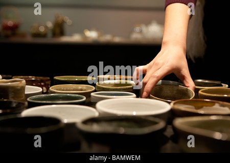 Nahaufnahme von keramischen Objekten im Shop Stockfoto