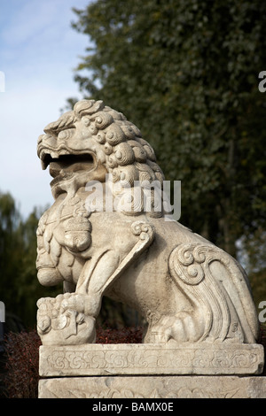 Eine reich verzierte chinesische Skulptur In einem Garten Stockfoto