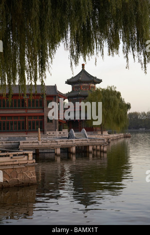 Blick über Wasser in einem traditionellen Gebäude Stockfoto