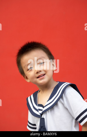 Ein Kind in seiner Schuluniform Stockfoto