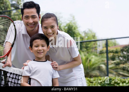 Porträt einer Familie ein Kind auf dem Tennisplatz Stockfoto