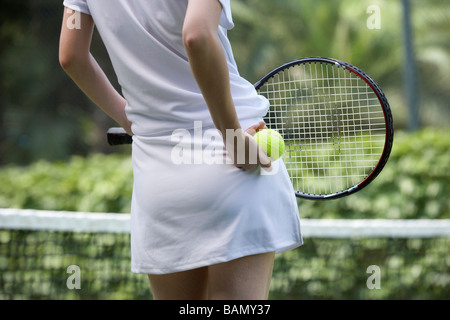 Porträt einer jungen Frau auf dem Tennisplatz Stockfoto
