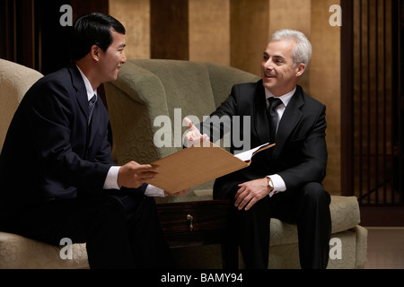 Zwei Führungskräfte diskutieren Zusammenarbeit in einem exklusiven Business-club Stockfoto