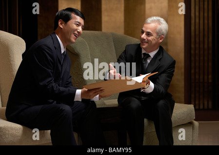 Zwei Führungskräfte diskutieren Zusammenarbeit in einem exklusiven Business-club Stockfoto