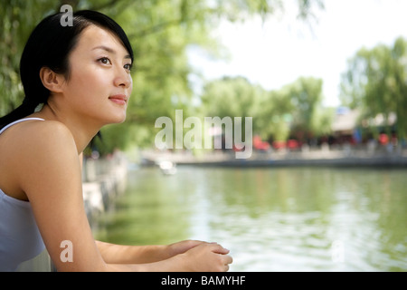 Junge Frau genießt einen Blick auf den See Stockfoto