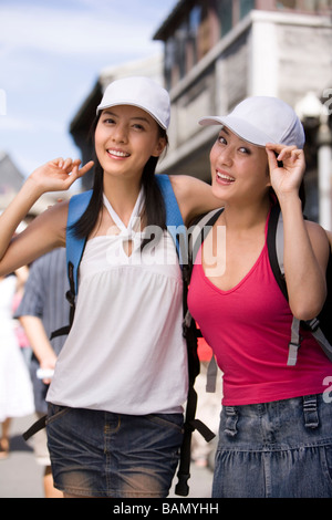 Zwei junge Freunde einkaufen in China Stockfoto