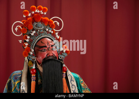 Guang Gong, alten chinesischen General in Beijing Opera Kostüm, steht für Schutz und Wohlstand Stockfoto