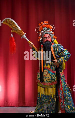 Guang Gong, alten chinesischen General in Beijing Opera Kostüm, steht für Schutz und Wohlstand Stockfoto