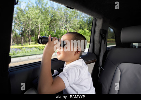 Kleiner Junge schaut aus dem Autofenster Stockfoto