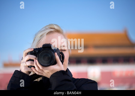 Junge Frau, die ein Foto vor Tiananmen-Tor, Peking, China Stockfoto