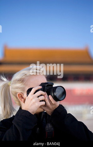 Junge Frau, die ein Foto vor Tiananmen-Tor, Peking, China Stockfoto