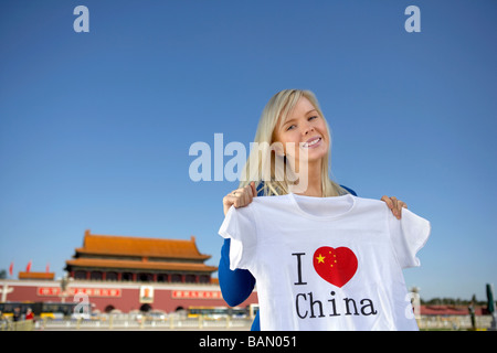 Junge Frau hält ein I Herz China T-shirt vor Tiananmen-Tor, Peking, China Stockfoto