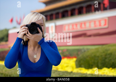 Junge Frau, die ein Foto vor Tiananmen-Tor, Peking, China Stockfoto