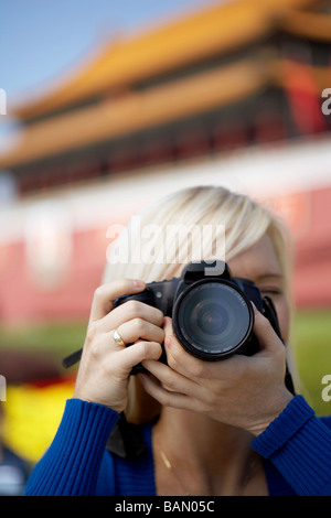 Junge Frau, die ein Foto vor Tiananmen-Tor, Peking, China Stockfoto