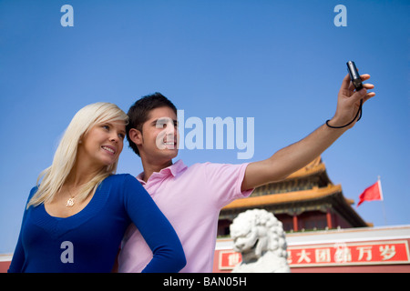 Junges Paar nimmt ihr eigenes Bild vor Tiananmen-Tor, Peking, China Stockfoto