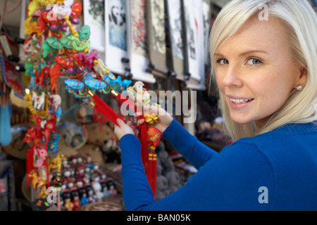 Junge Frau Shops für Souvenirs im outdoor-Markt in China Stockfoto