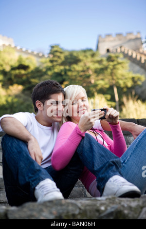 Junges Paar Besuch der chinesischen Mauer Stockfoto