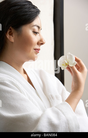 Frau mit einer Orchidee in einem spa Stockfoto