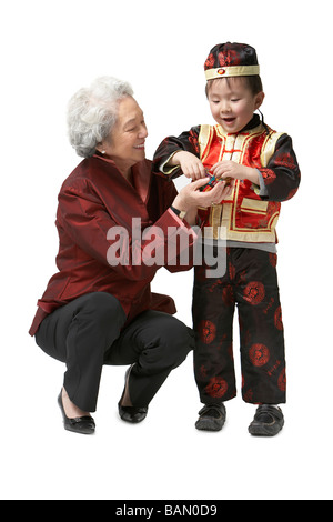 Eine Großmutter teilt Candy mit ihrem Enkel auf Chinese New Year Stockfoto