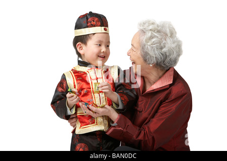 Eine Großmutter teilt Candy mit ihrem Enkel auf Chinese New Year Stockfoto