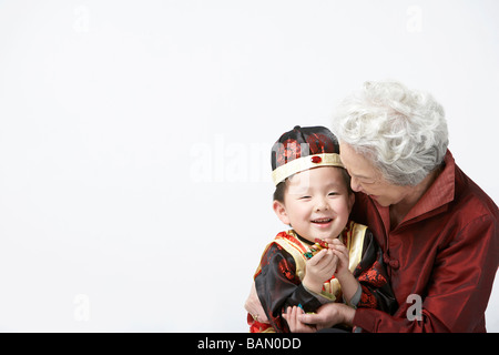 Eine Großmutter teilt Candy mit ihrem Enkel auf Chinese New Year Stockfoto