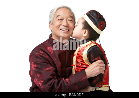 Ein Enkel küsst seines Großvaters Wange Stockfoto