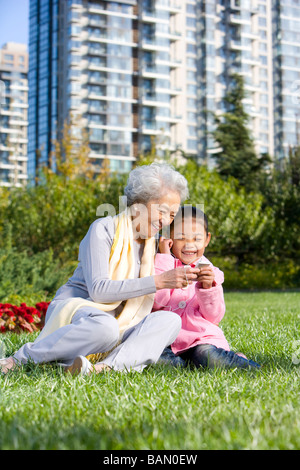 Eine Großmutter und Enkelin teilen sich einen besonderen moment Stockfoto