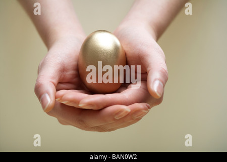 Ein goldenes Ei zu schützen Stockfoto