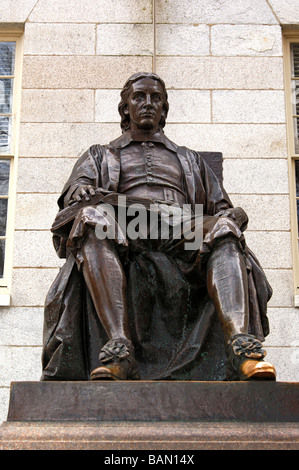 Bronze-Statue von John Harvard von Daniel Chester French an Harvard University, Cambridge, Massachusetts, USA Stockfoto