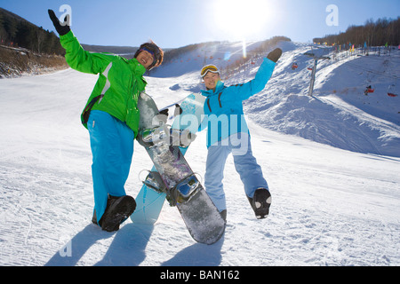 Ein junger Mann und junge Frau mit ihren snowboards Stockfoto
