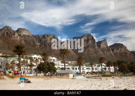 Mann am Strand, Camps Bay, Kapstadt, Südafrika Stockfoto