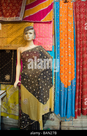 Sari Shop alte Stadt von Varanasi Benares Uttar Pradesh, Indien Stockfoto