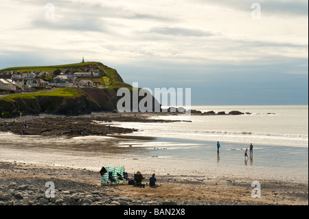 Menschen am Strand in der Nähe der Klippen am Borth Ceredigion West Wales UK Stockfoto