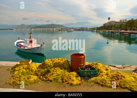 Fischerboot auf dem alten venezianischen Hafen in Nafplio Peloponnes Griechenland Europa Stockfoto