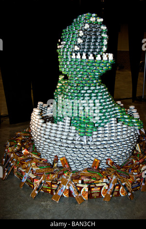 Canstruction Hunger Bewusstsein Nächstenliebe konservierte Lebensmittel Skulptur Wettbewerb Baby-Dinosaurier schlüpfen aus Eierschale Stockfoto