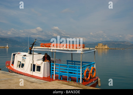 Ausflugsschiff auf der alten venezianischen Hafen von Nafplio Peloponnes Griechenland Europa Stockfoto