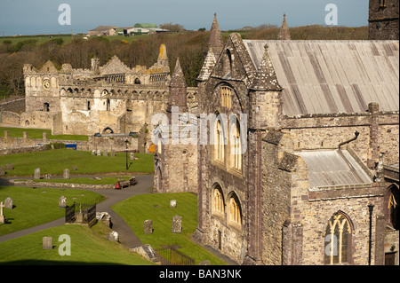 St. David s Cathedral und des Bischofs Palast Ruinen Pembrokeshire Wales UK Frühlingsmorgen Stockfoto