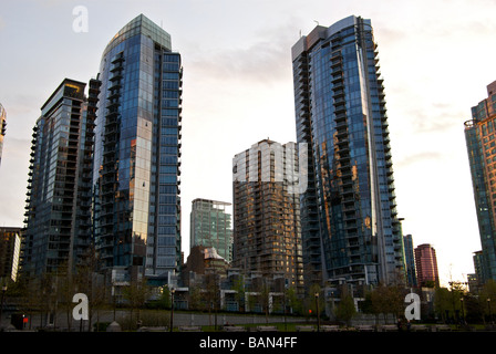 Hochhaus-Apartment-Türme entlang Vancouver Hafen reflektieren einander in das warme Licht der untergehenden Sonne Stockfoto